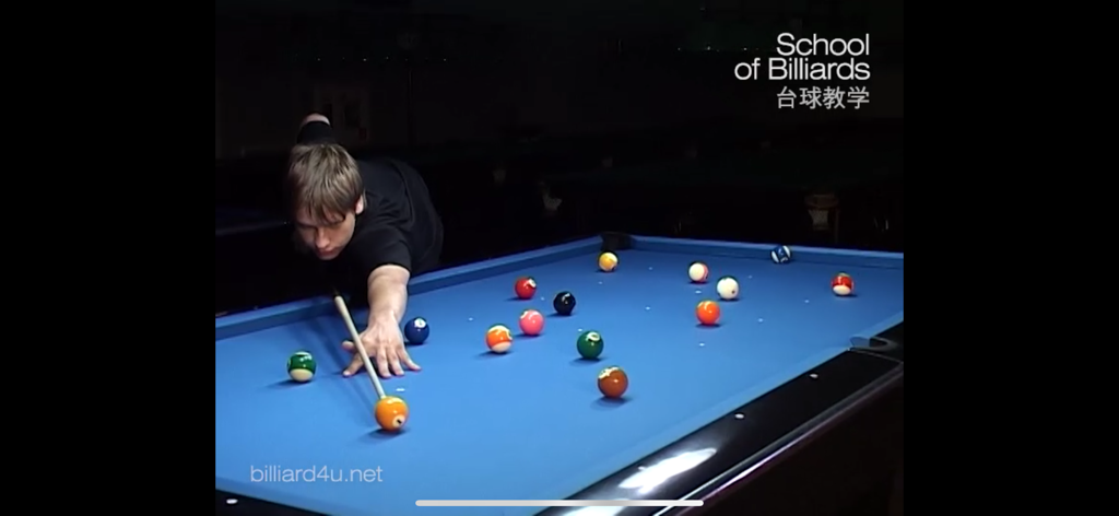 Ein professioneller Spieler demonstriert einen Pool-Stoß in einem Lehrvideo der Billiard School App.