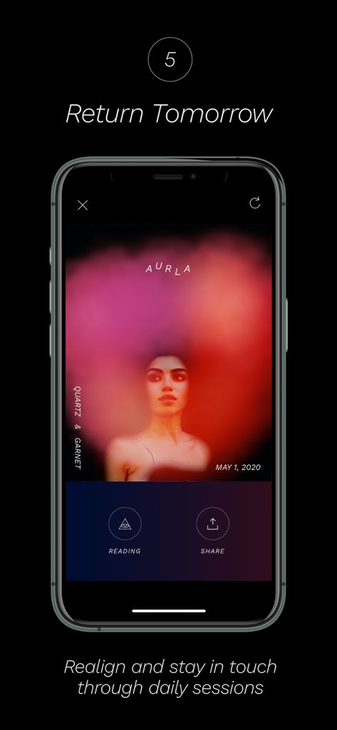 AURLA: Aura Photos & Readings - Il ritratto di una donna con un'aura rosa e rossa colorata nell'interfaccia dell'app AURLA