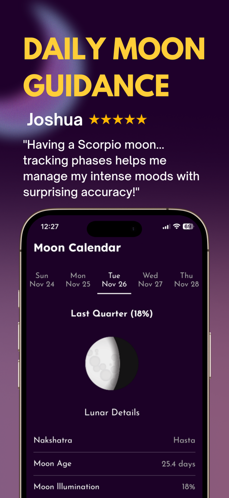 Interfaz de la aplicación Up Astrology que muestra detalles del calendario lunar y una reseña de usuario de cinco estrellas