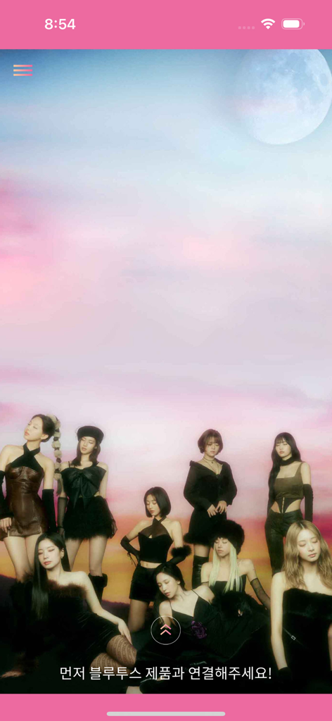 CandyBongアプリのホーム画面。K-POPグループTWICEのメンバーが夕焼け空を背景にフィーチャーされています。