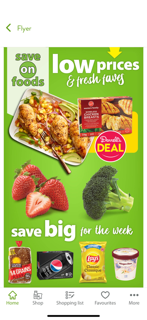 Tela do folheto semanal do aplicativo Save-On-Foods mostrando ofertas de mercearia em produtos frescos e lanches