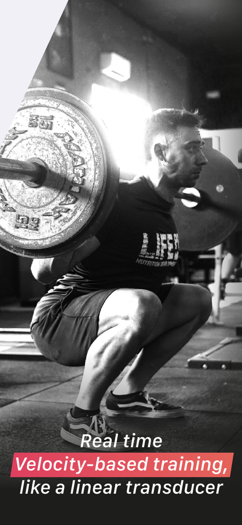 Un homme effectuant un squat avec barre, mettant en évidence les fonctionnalités d'entraînement basé sur la vitesse en temps réel