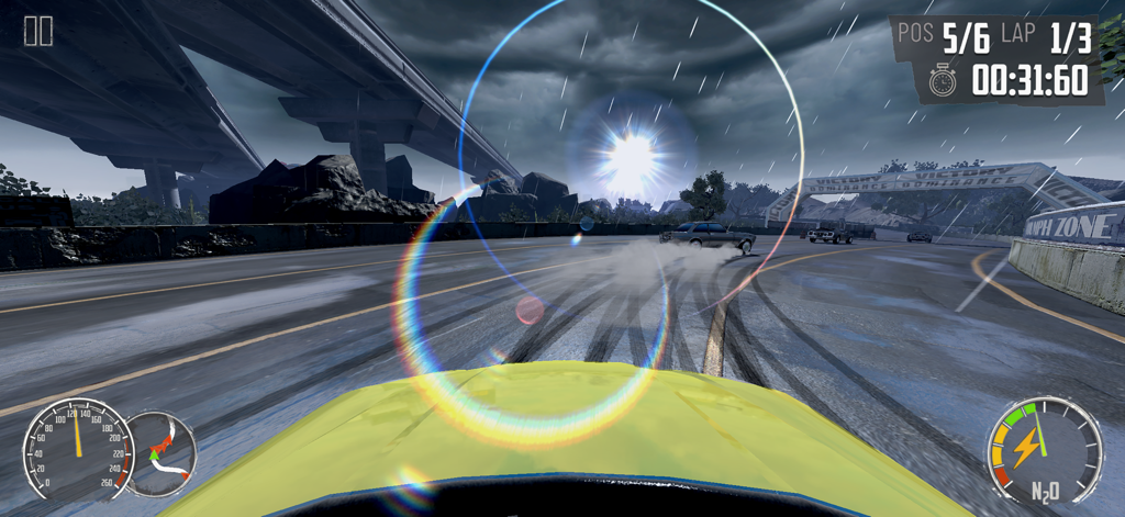 Vista desde el capó en primera persona de un coche amarillo compitiendo en una pista asfaltada lluviosa bajo un puente de autopista.