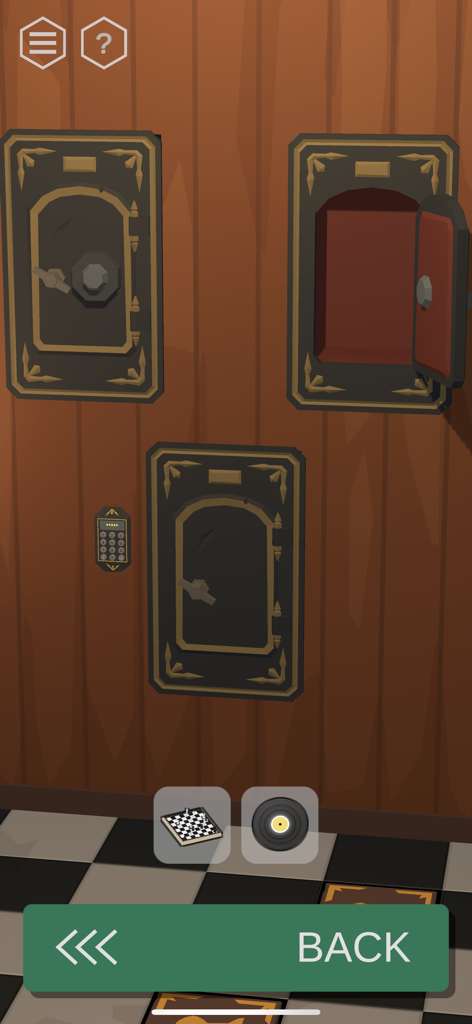 Scène de puzzle dans 50 Tiny Room Escape présentant trois coffres-forts muraux sur un mur en bois avec un clavier et des objets d'inventaire comprenant un échiquier et un disque vinyle.