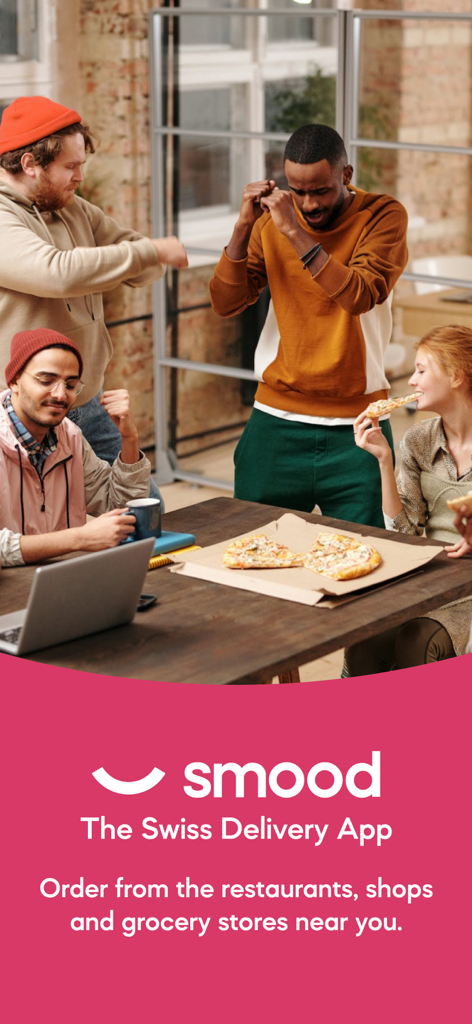 Smood, the Swiss Delivery App - A group of friends sharing a pizza delivered by Smood the Swiss delivery app