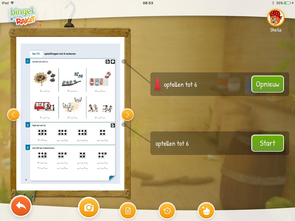 小学校の生徒向けの足し算の問題が表示された、スキャンされた算数のワークブックのページを示すBingel Raketアプリの画面