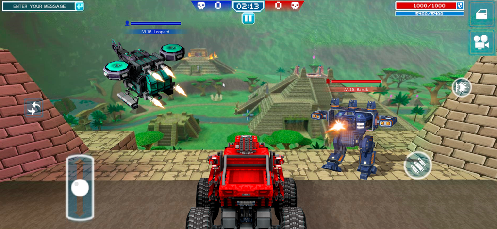 Blocky Cars - tank games - Batalla multijugador de tanques y robots en Blocky Cars con gráficos pixelados y un mapa de pirámide.