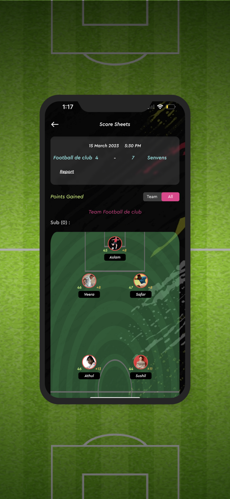 Whistleアプリのインターフェース。ピッチ上のプレイヤーのポイントとチームフォーメーションが表示されたサッカーの試合スコアシートを表示。