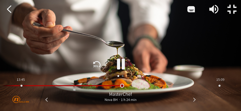 Un usuario viendo MasterChef en el canal Nova BH usando la interfaz de la aplicación HOME.TV TO GO.