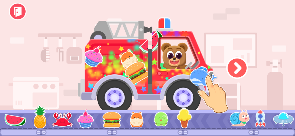 Car Wash Car Games for kids - Uma criança decorando um caminhão de bombeiros vermelho com adesivos coloridos no jogo Lavagem de Carros para crianças.