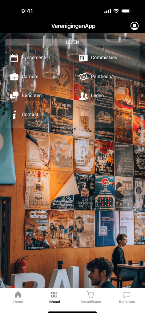 Stylos - Menu do aplicativo Stylos mostrando seções de eventos, comitês e carreiras sobre um fundo de pôsteres de estudantes