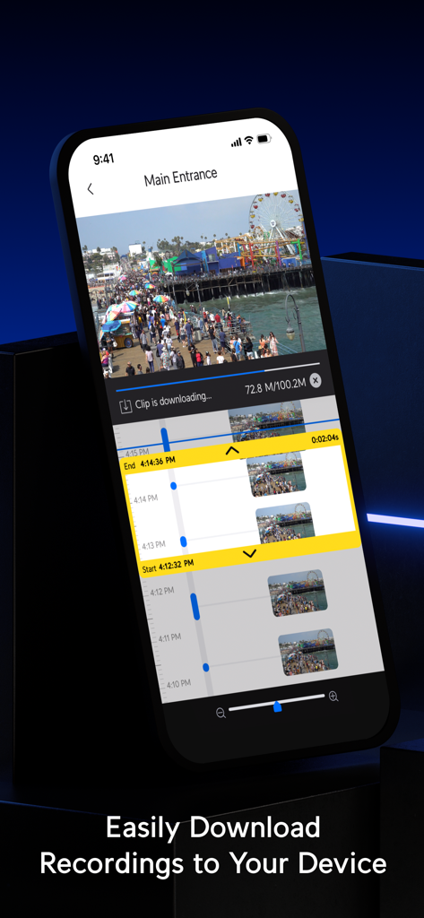 Pantalla de smartphone mostrando la aplicación UniFi Protect descargando un clip de video de seguridad de una cámara en un muelle concurrido