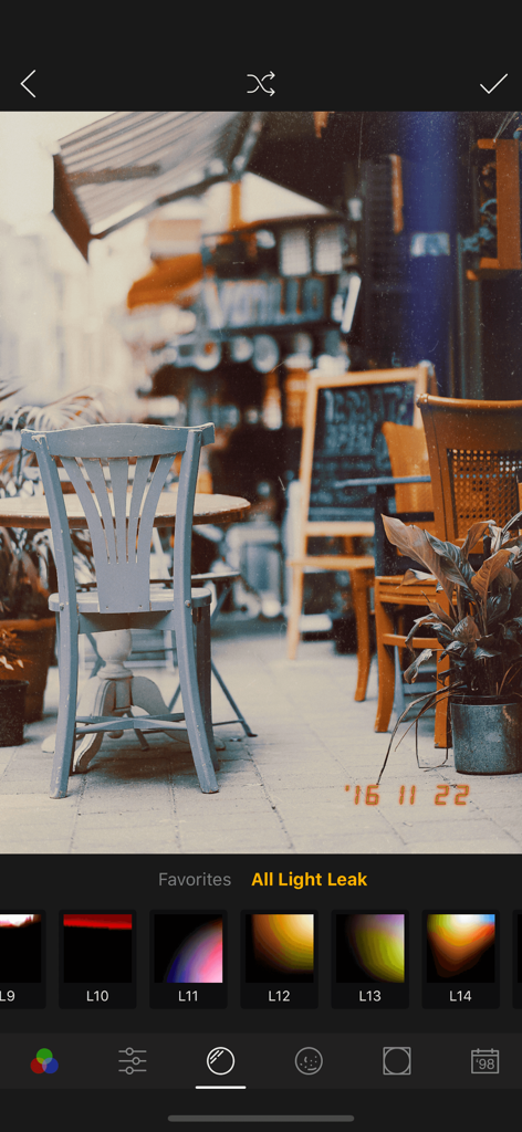 Interface de l'application 1998 Cam avec des filtres de fuite de lumière et une photo vintage d'un café en extérieur