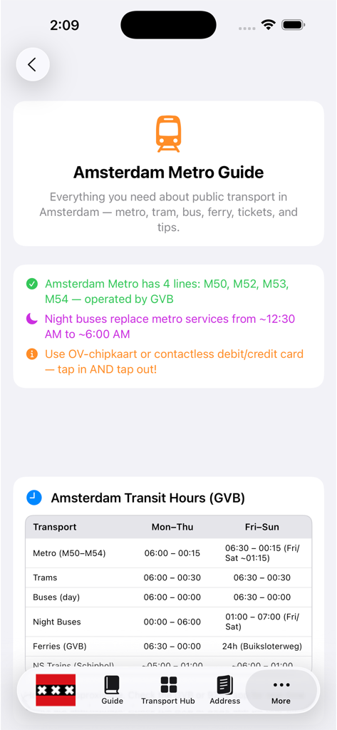 Pantalla de la Guía del Metro de Ámsterdam que muestra consejos de transporte público y horarios de metro, tranvía y autobús.