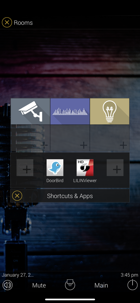 O menu Atalhos e Aplicativos no URC Mobile 2.5 com ícones para câmeras de segurança, áudio e iluminação.