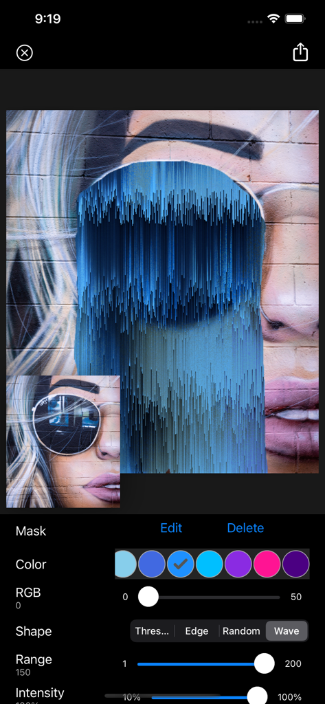 Glitch Fx - Pixel Sorting - Interfaz de la aplicación Glitch Fx mostrando un efecto de clasificación de píxeles azul aplicado a un mural facial con herramientas de enmascaramiento