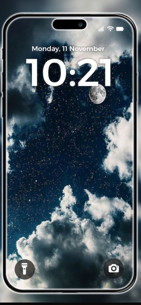 Uno sfondo scuro estetico per la schermata di blocco con un cielo stellato con nuvole bianche e una luna piena su uno smartphone.