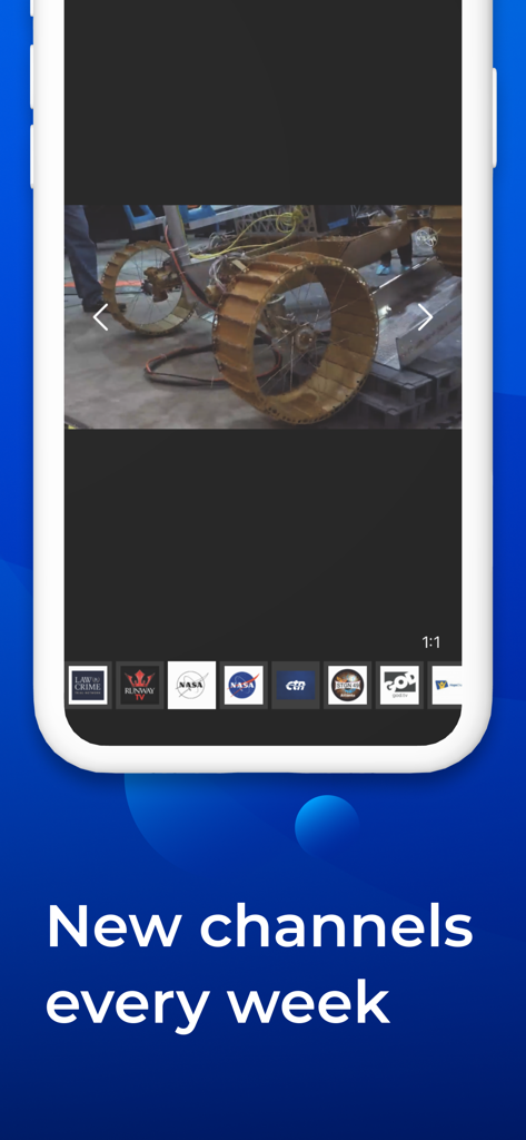 Un teléfono inteligente que muestra la interfaz de la aplicación US TV con una transmisión en vivo de la NASA y una variedad de íconos de canales