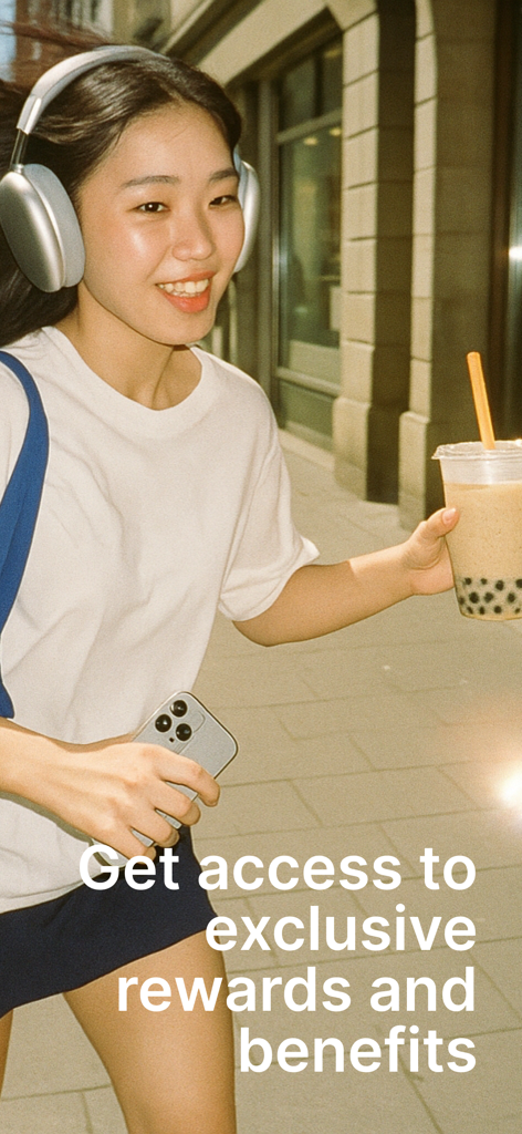 Una joven sonriente con auriculares sosteniendo un smartphone y un té de boba con un texto superpuesto sobre recompensas y beneficios exclusivos.