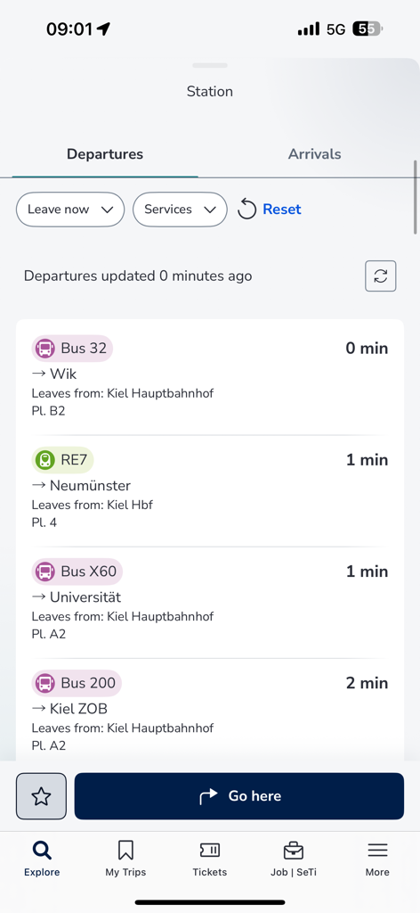 Die Oberfläche der NAH SH Mobile-App mit Echtzeit-Bus- und Bahnabfahrten vom Kieler Hauptbahnhof mit Gleisnummern und Ankunftszeiten.