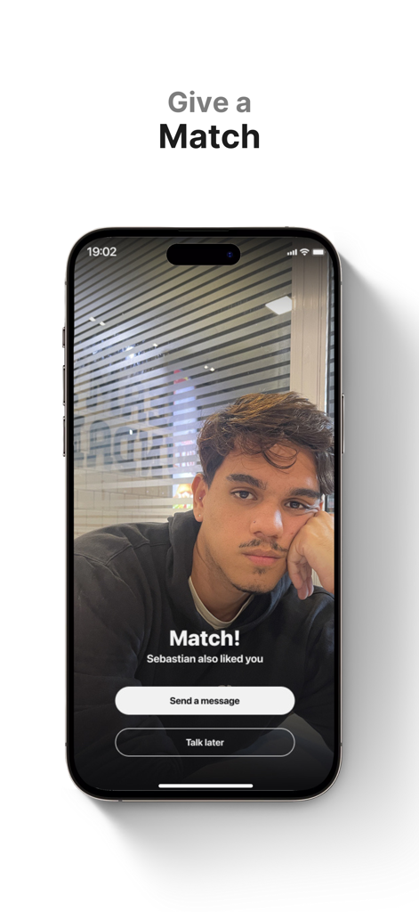 Umatch: Match, Chat & Meet - Smartphone affichant une notification de correspondance dans l'application de rencontres Umatch pour étudiants universitaires