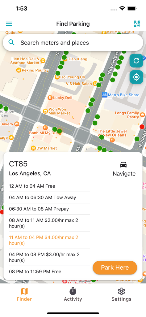 Interfaccia dell'app mobile che mostra i parchimetri disponibili su una mappa di Los Angeles con tariffe orarie e zone di rimozione forzata.