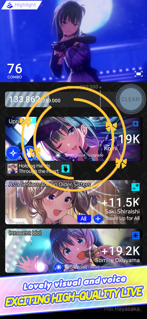 Gameplay di Idoly Pride Idol Manager con un'esibizione dal vivo 3D in evidenza e carte abilità idol con potenziamenti di punteggio