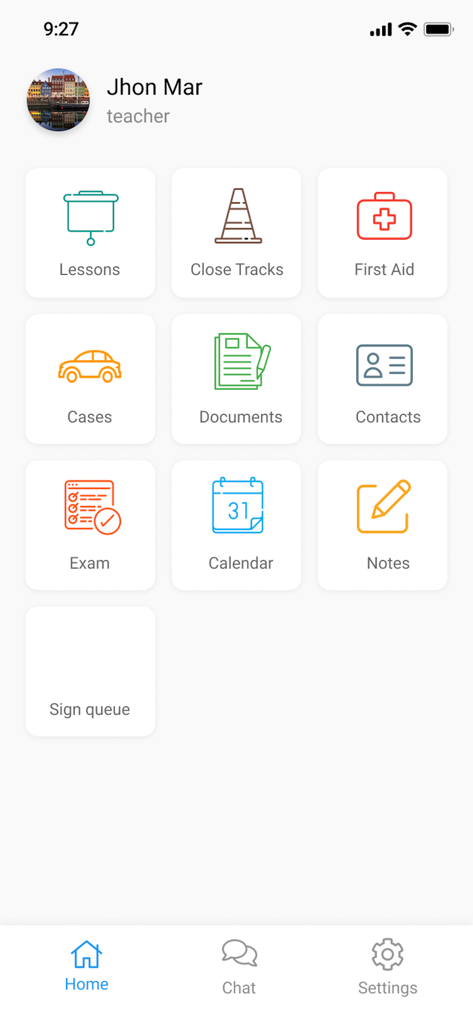 自動車教習所管理アプリのダッシュボード、レッスン、カレンダー、生徒書類のアイコンが表示されます
