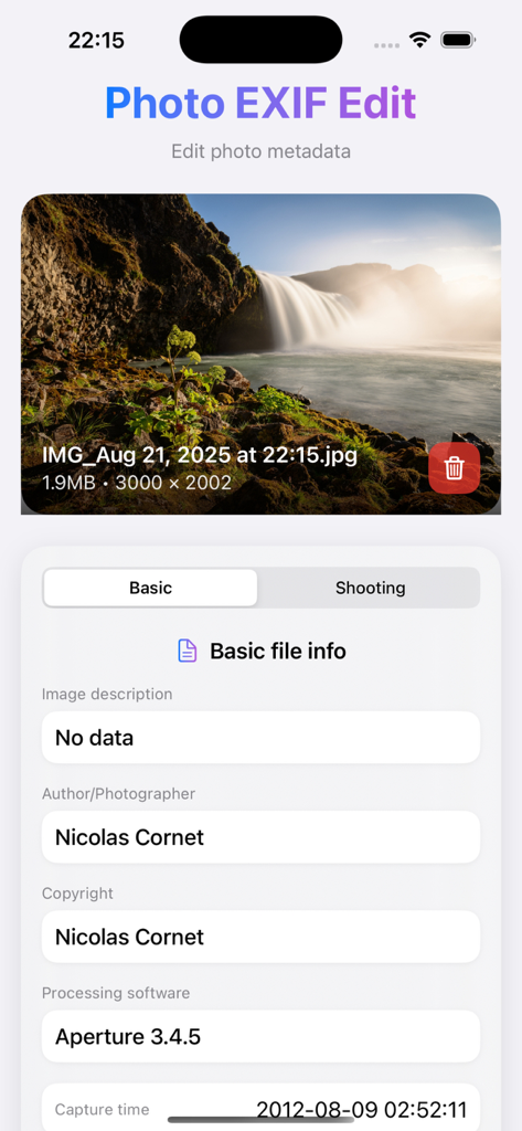 Photo EXIF Edit & Metadata - Interfaz de la aplicación Photo EXIF Edit que muestra información básica de archivo editable como autor y derechos de autor para una foto de paisaje.