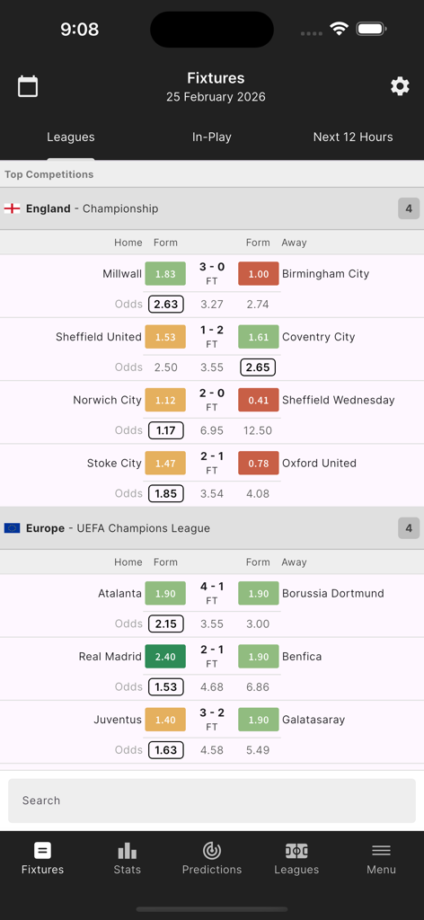 Exibição do aplicativo FootyStats mostrando jogos de futebol com forma de time e odds de apostas para a Championship e a Champions League.