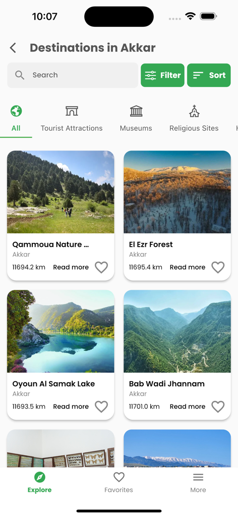 레바논 아카르의 숲과 호수를 포함한 다양한 관광지를 보여주는 모바일 앱 화면