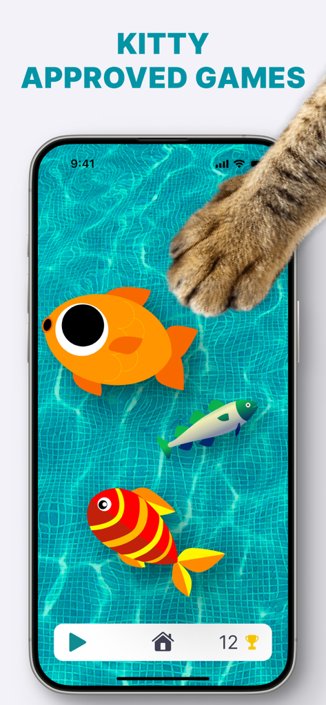 Une patte de chat interagissant avec un jeu de pêche mobile sur l'écran d'un smartphone