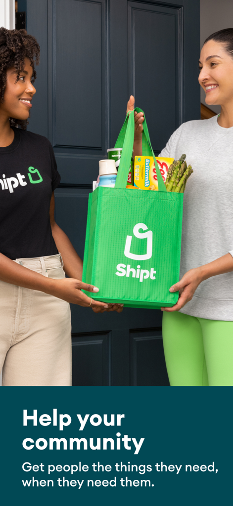 Shipt: Shopper and Driver - Um comprador Shipt sorridente entrega uma sacola verde de mantimentos a um cliente feliz em sua porta