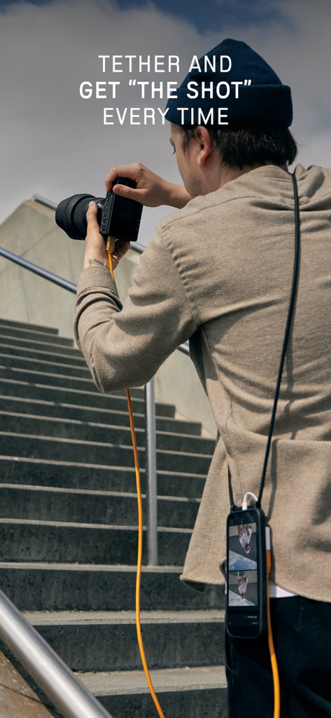 Un fotografo professionista collega una fotocamera mirrorless a un iPhone utilizzando Capture One mobile