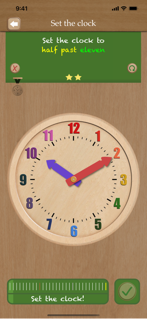 Set the clock - Interfaz de una aplicación educativa que muestra un reloj analógico de madera con números coloridos y una tarea para que los niños establezcan la hora.