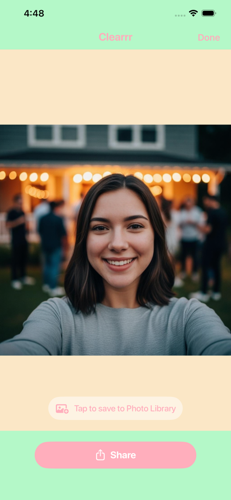 Blemish Remover: Clearrr - Interfaz de la aplicación Clearrr que muestra una selfie procesada con opciones para guardar en la biblioteca o compartir