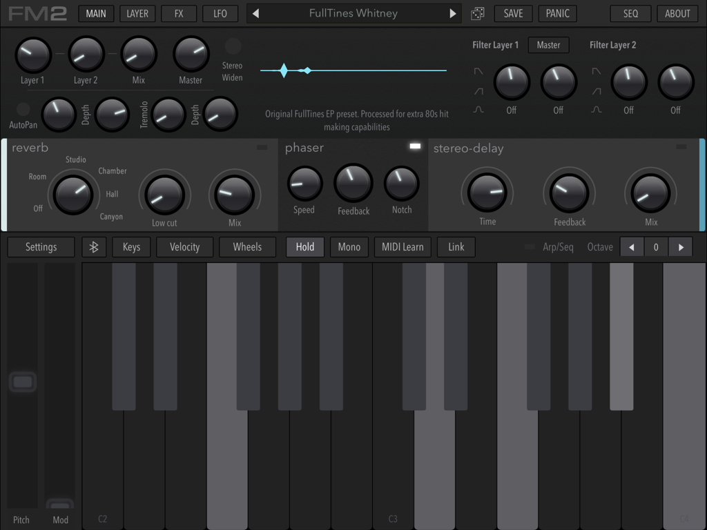 AudioKit FM Player 2: DX Synth - Interface do sintetizador AudioKit FM Player 2 com botões para reverb, phaser e delay acima de um teclado de piano virtual.