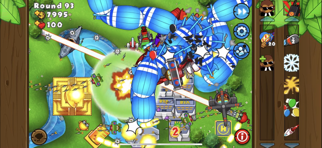 Captura de pantalla del juego de estrategia Bloons TD 5 mostrando torres de monos y un Templo Solar atacando varios dirigibles azules en la Ronda 93
