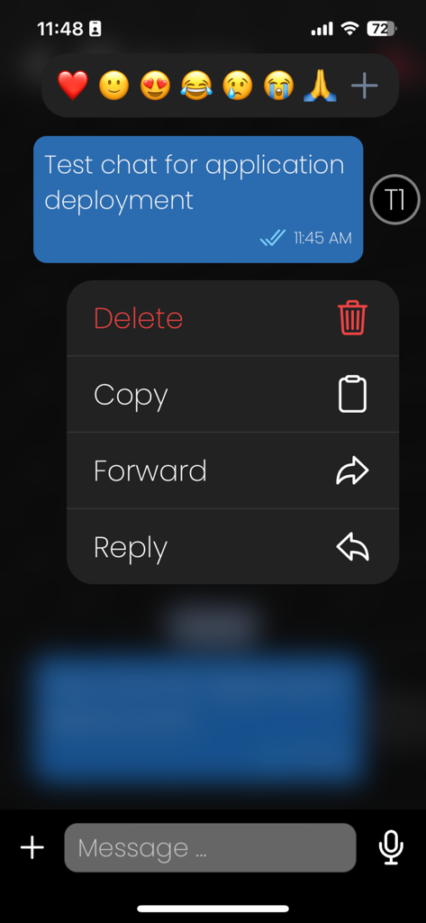 Pantalla de chat de la App OneOffice que muestra acciones de mensajes como responder, reenviar, copiar y eliminar con reacciones de emoji.