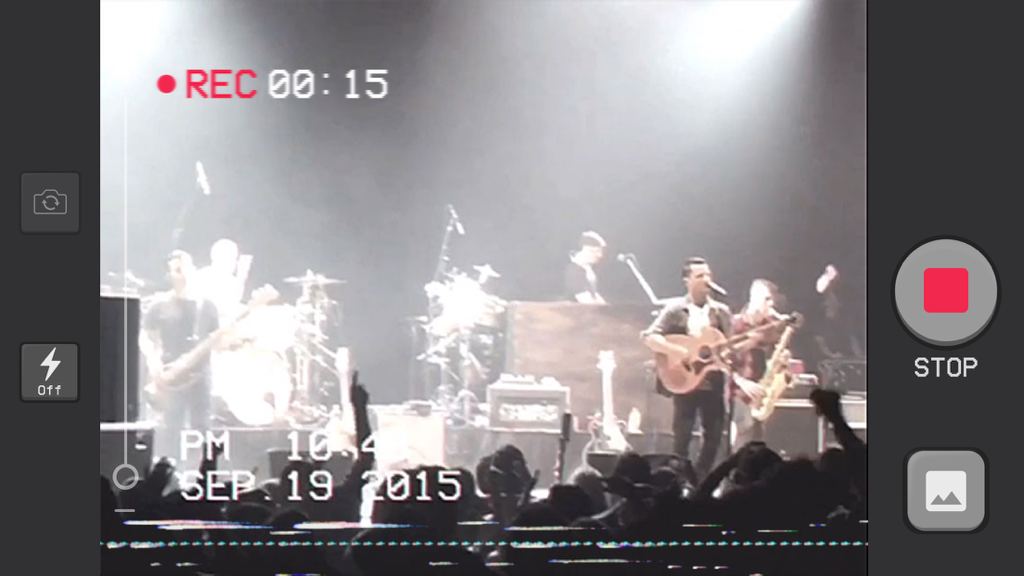 Camcorder - Record VHS Home Videos - 빈티지 VHS 필터와 타임스탬프로 라이브 밴드를 녹화하는 캠코더 앱 인터페이스