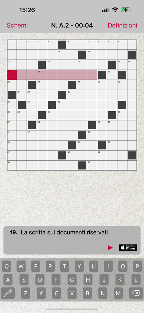 Una interfaz de aplicación móvil que muestra una cuadrícula de crucigrama italiano con una pista y un teclado virtual.