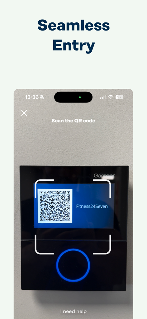 Fitness24Seven - Un smartphone scannant un code QR sur un lecteur électronique pour une entrée en salle de sport simplifiée à l'aide de l'application Fitness24Seven.