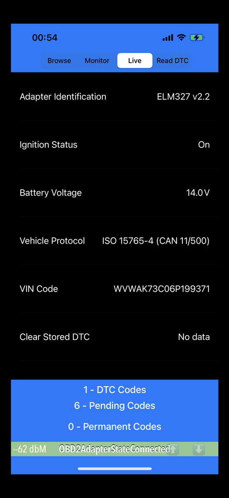 OBDII Scanner ELM327 OBD2 - ELM327 어댑터를 통해 배터리 전압 및 DTC 코드를 보여주는 실시간 자동차 진단 화면