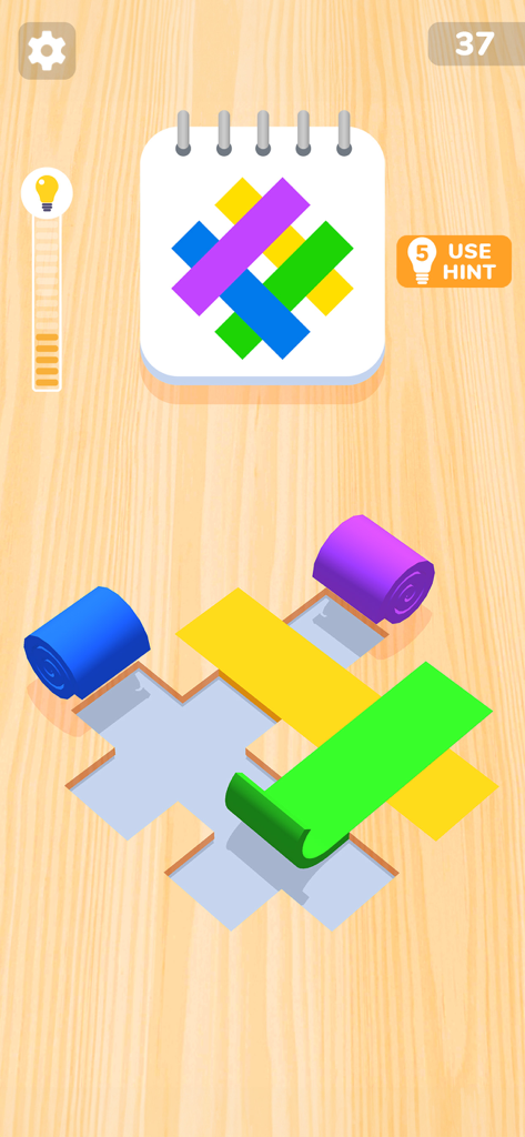 Color Roll 3D: Puzzle Art Game - ターゲットパターンに合わせるために木製の表面で鮮やかな色のロールを巻き戻しているゲームプレイ画面