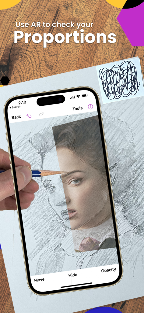 Uma pessoa usando o aplicativo Da Vinci Eye RA para verificar proporções enquanto desenha um retrato no papel com um lápis.