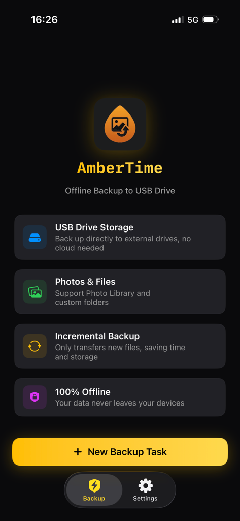 AmberTime - Offline Backup - L'écran d'accueil de l'application AmberTime affichant les fonctionnalités de sauvegarde hors ligne pour les disques USB et le stockage incrémentiel de photos.