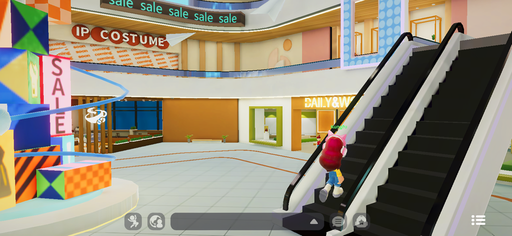 Livetopia: Party! - Un personnage avec des cheveux roses et un casque à oreilles de chat dans un escalateur d'un centre commercial coloré.