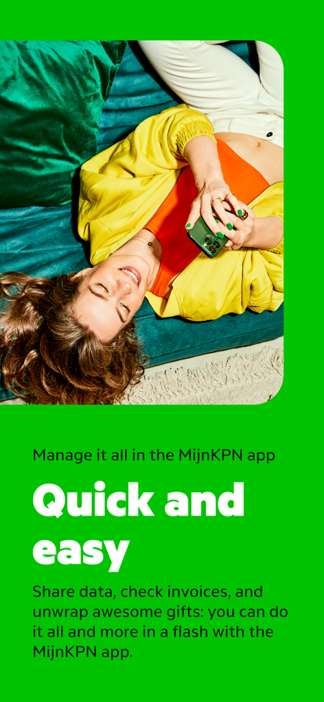 MijnKPN - Una donna che usa l'app MijnKPN sul suo smartphone per gestire i suoi servizi mentre si rilassa.