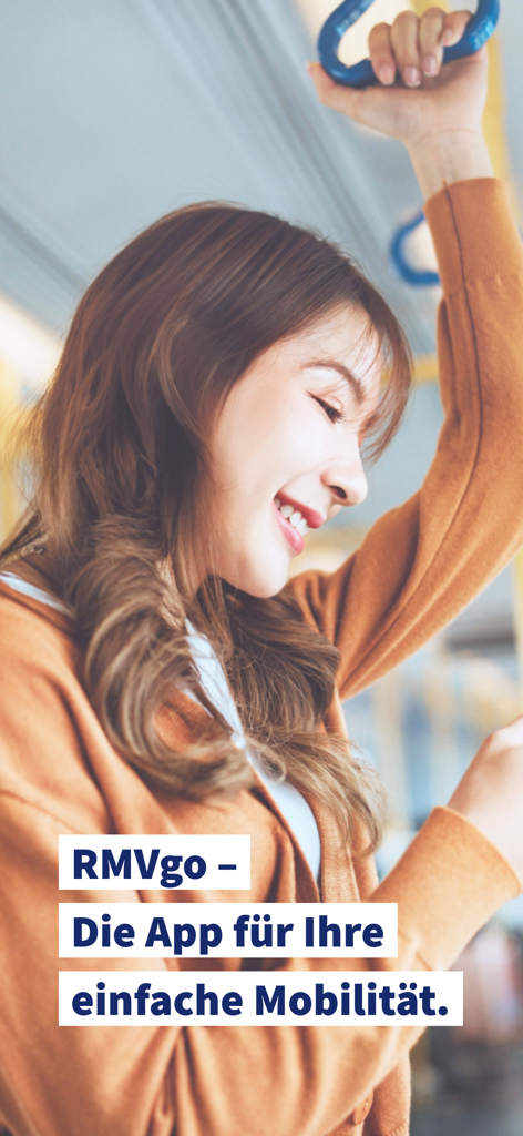 RMVgo - Una joven sonriente en transporte público con la marca de la app RMVgo