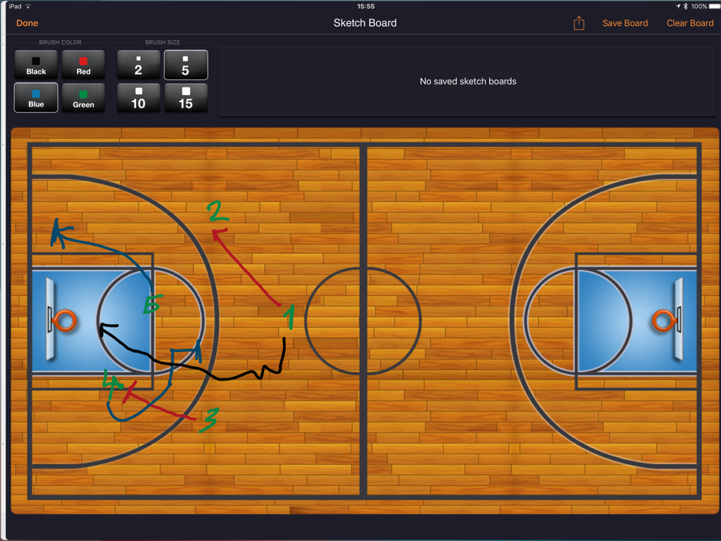 Tableau numérique de coaching de basketball avec des schémas de jeu dessinés sur le terrain